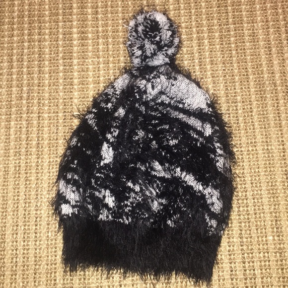 Black and white BEBE hat winter hat ❄️🧣🧤 - Picture 3 of 3